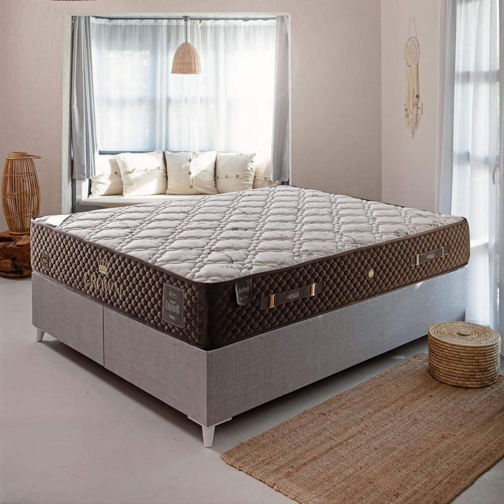 Душек Краун поставен на кревет во ентериер